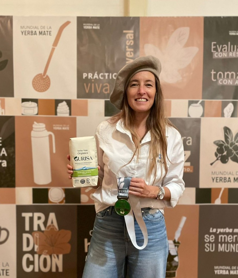 Natalia Gutiérrez fundadora de GURISA con medalla del Mundial de la Yerba Mate